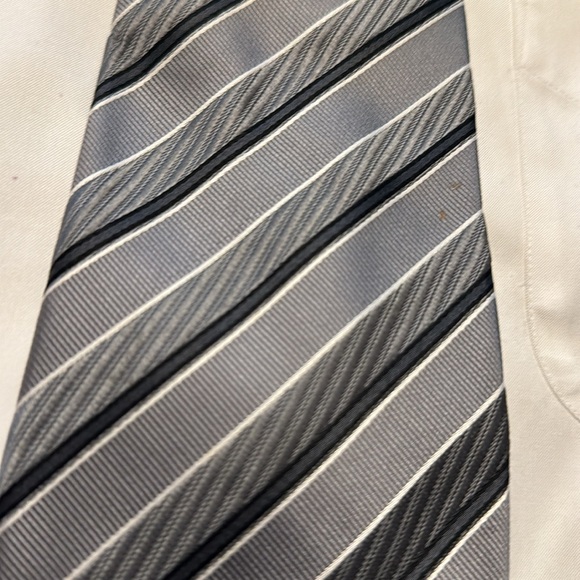 (034) beautiful men’s gray and black tie by Geoffrey Beene. Stain resistant. - Picture 2 of 8